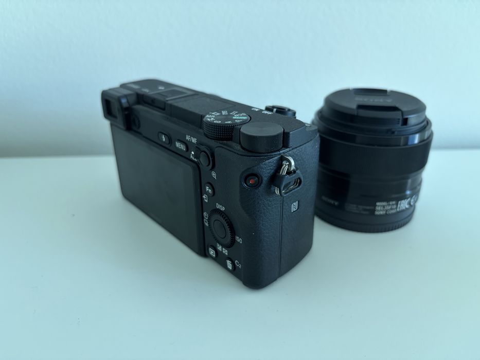 Sony Alfa 6400 + Lente 35mm SEL35F18