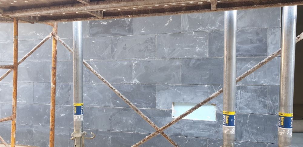 Parede em ardosia preta