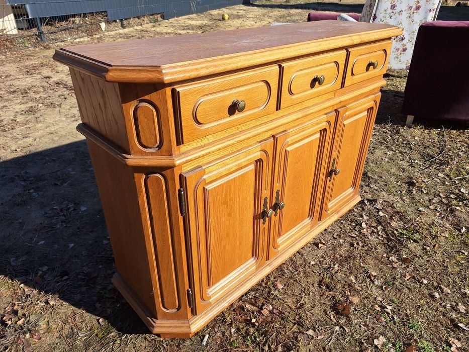 Dębowa komoda w stylu klasycznym