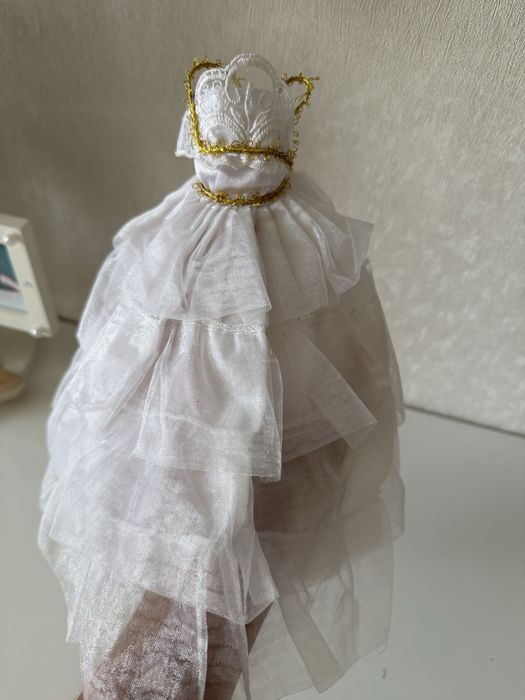 Продам речі для барбі- біле плаття. Barbie.