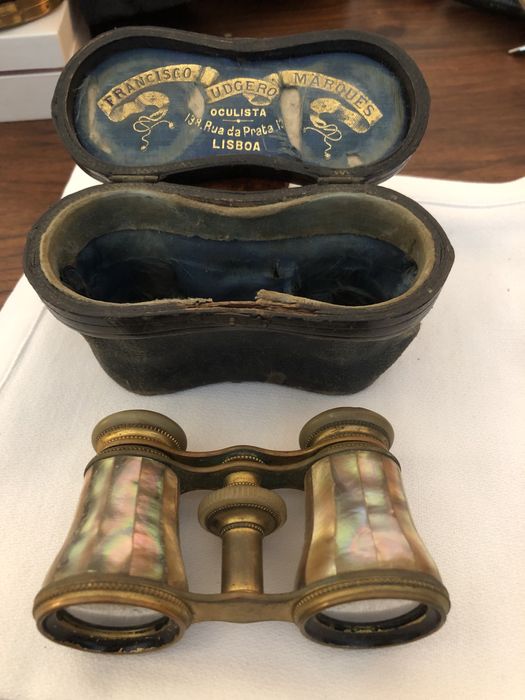 Binóculos de teatro antigos revestidos a madrepérola