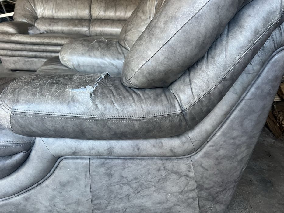 2 sofas em pele cinzenta