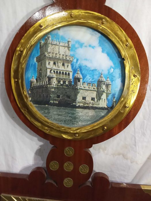 Sobre placa de madeira de mogno artisticamente trabalhada