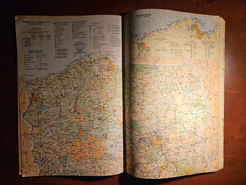 Atlas geograficzny Polski PPWK wydanie PRL 1974