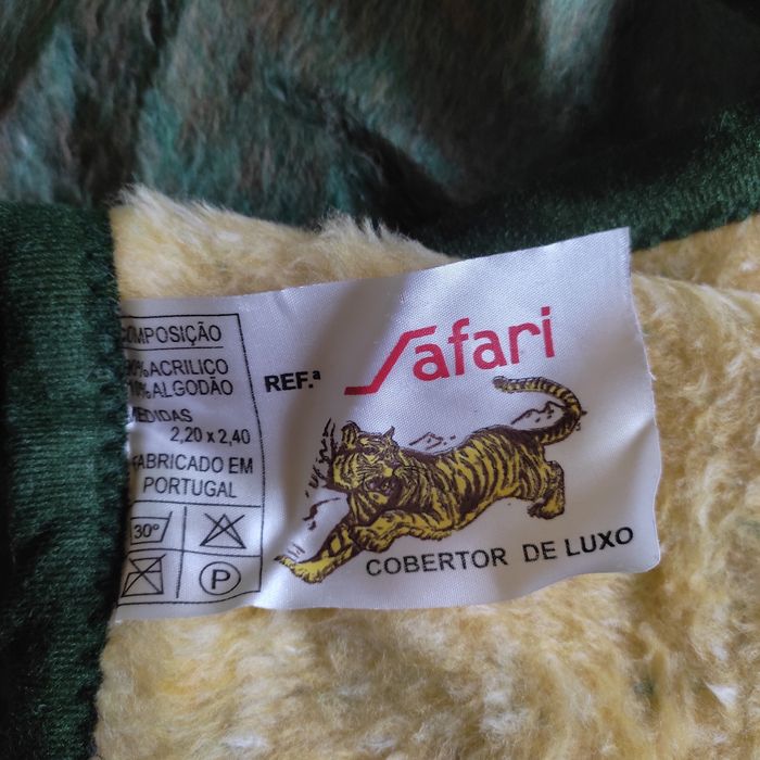 Cobertor  NOVO cama de casal.Boa medida.