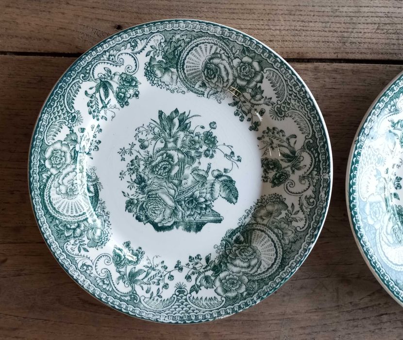 Antigos pratos em faiança Sacavém motivo Alcobaça verde