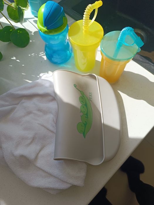 Prześcieradło do łóżeczka, bidon, kubki i śliniak