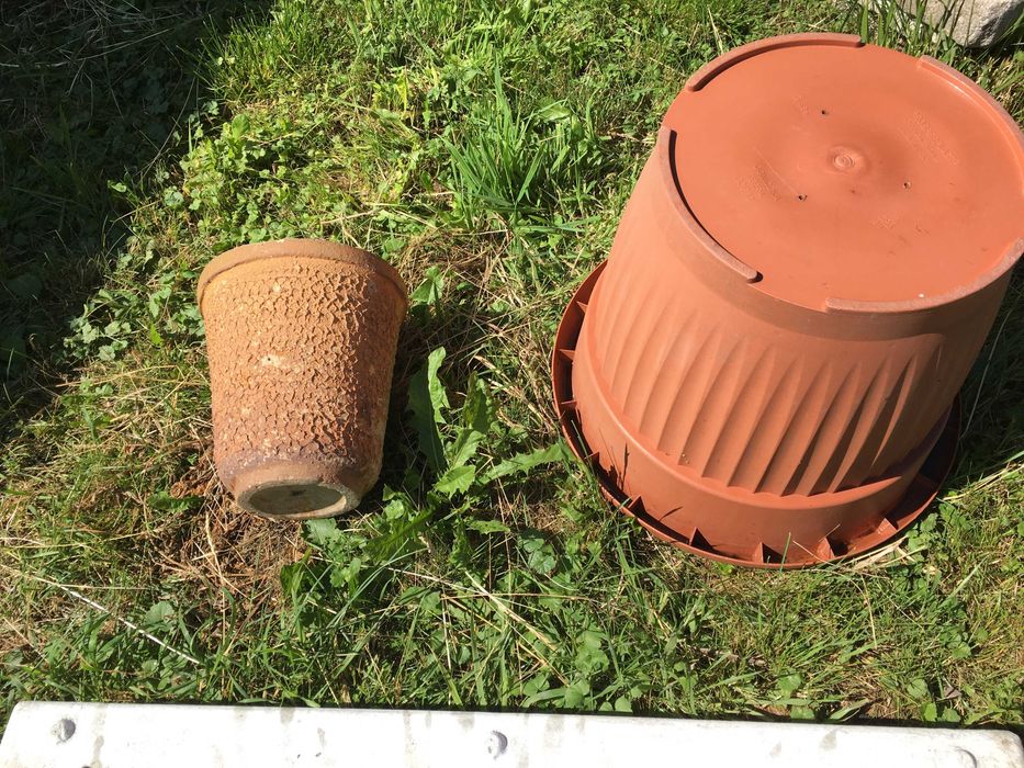 13-pomocnikow ogrodowych,duza donica,  nozyce, 2 siekiery, pila i inne