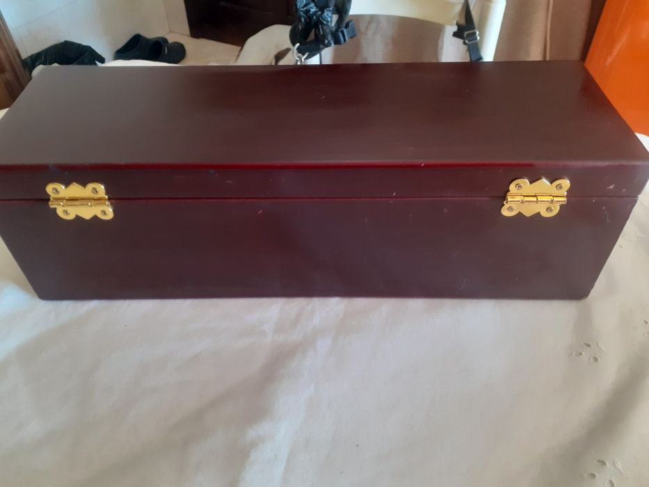 Vendo  cx de madeira.  Está  impecável