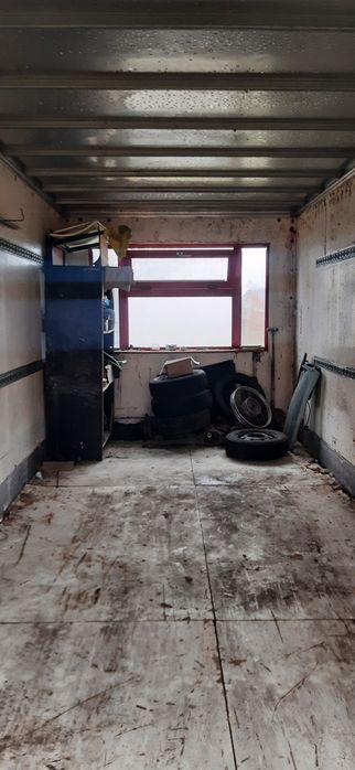 Kontener ciężarowy garaż