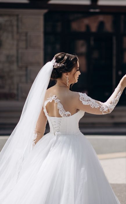 Весільна сукня в хорошому стані, пишна з підʼюпником