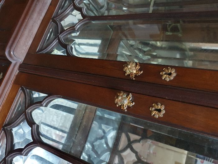 Cristaleiras ou vitrines estilo Queen Anne e outro anos 50/60