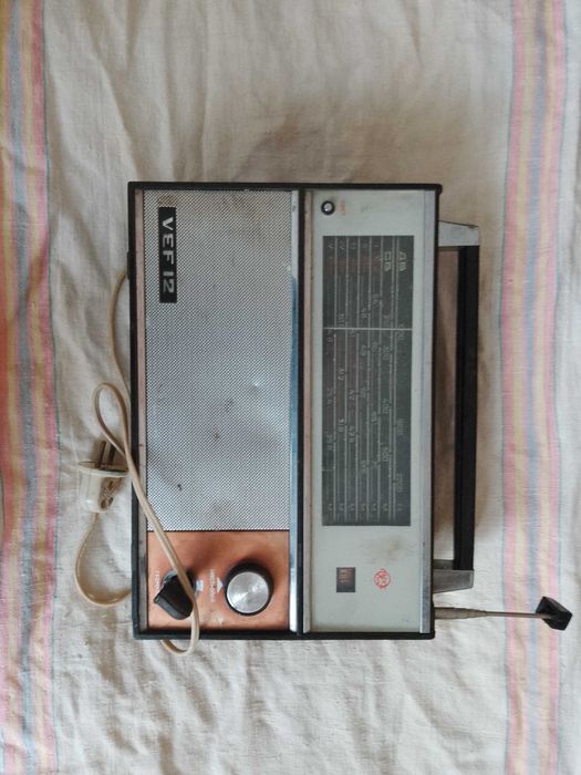 Радиоприёмник VEF 12 с блоком питания.