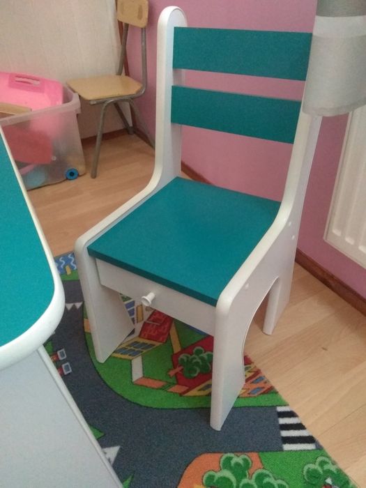 Stolik i krzesełka dla dzieci