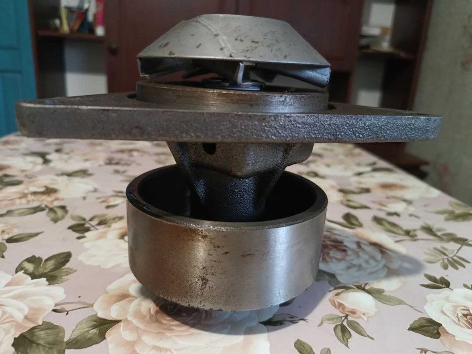 Продам водяний насос двигуна Сummins