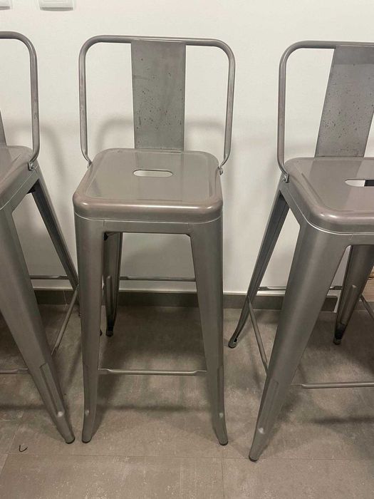 Banco alto com encosto aço