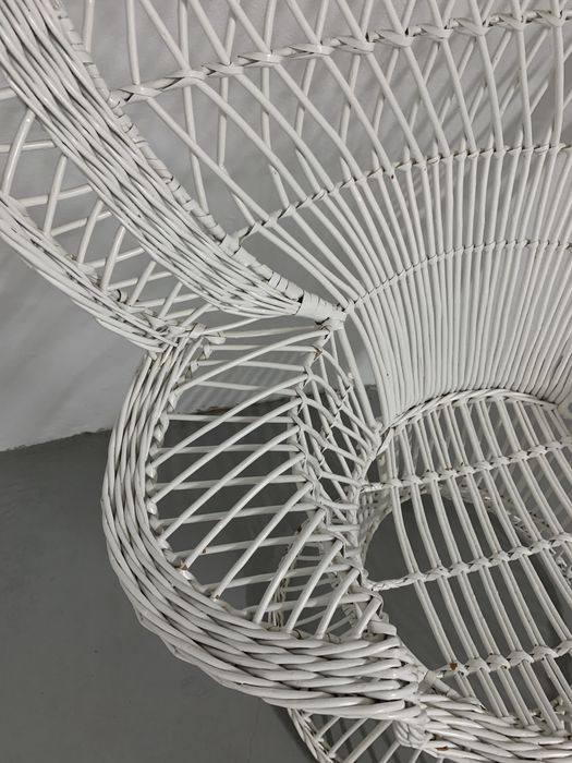 CADEIRÃO EM ROTIM recuperado e pintado de branco.