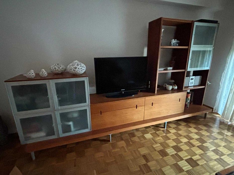 Móvel de sala moderno com ampla arrumação