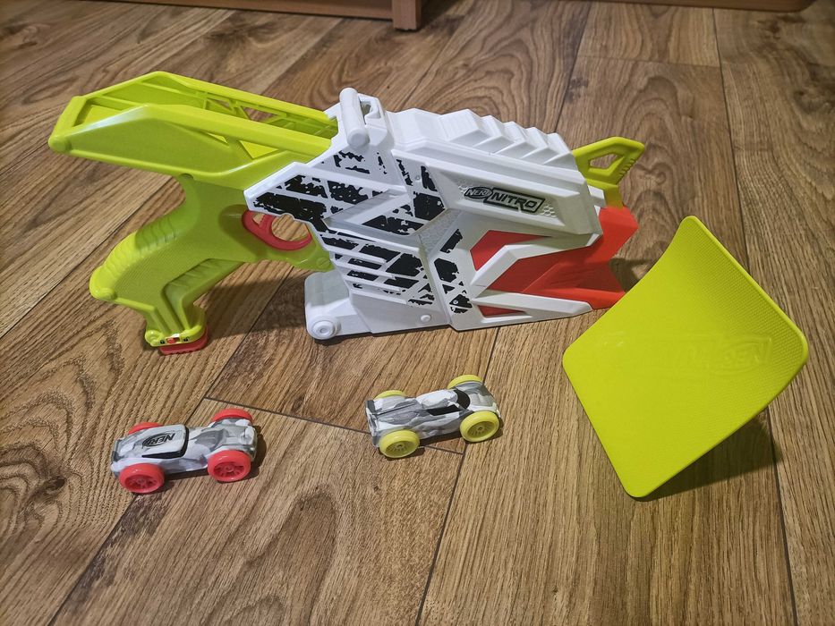 Hasbro Nerf Nitro wyrzutnia dla 2 autek + rampa