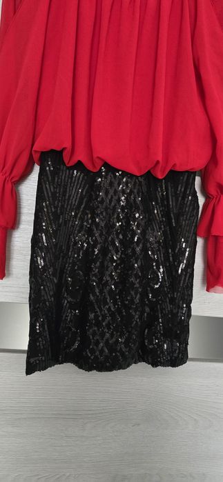 Czerwona sukienka hiszpanka z falbanami i czarnymi cekinami błyszcząca