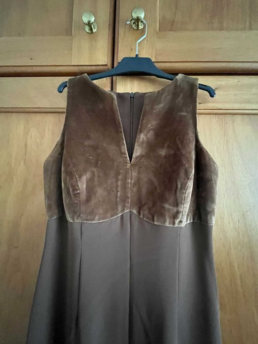 Vestido muito elegante castanho