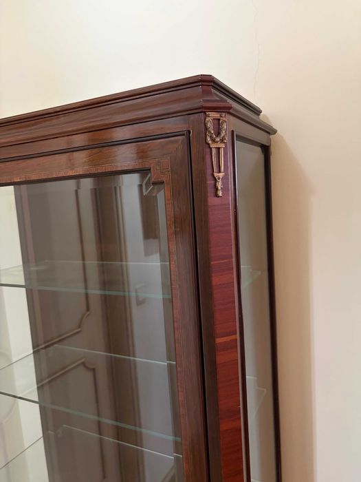 Vitrine Cristaleira Estilo Luís XV com Marquetaria – Espinho
