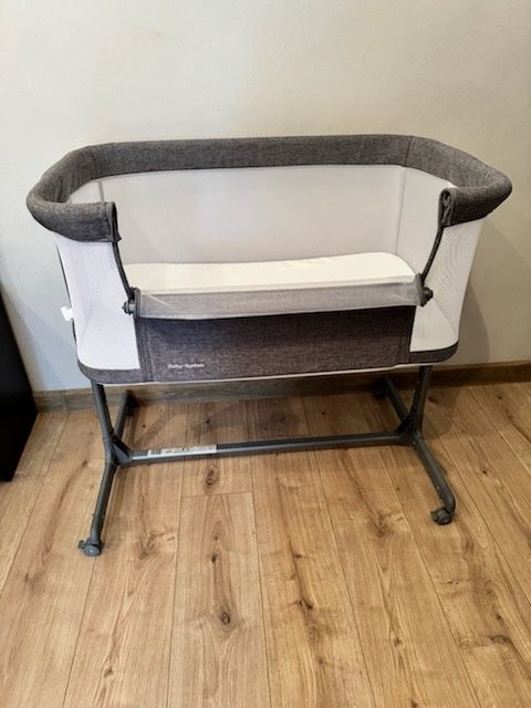 Łóżeczko dziecięce z materacem w bardzo dobrym stanie. Odbiór osobisty