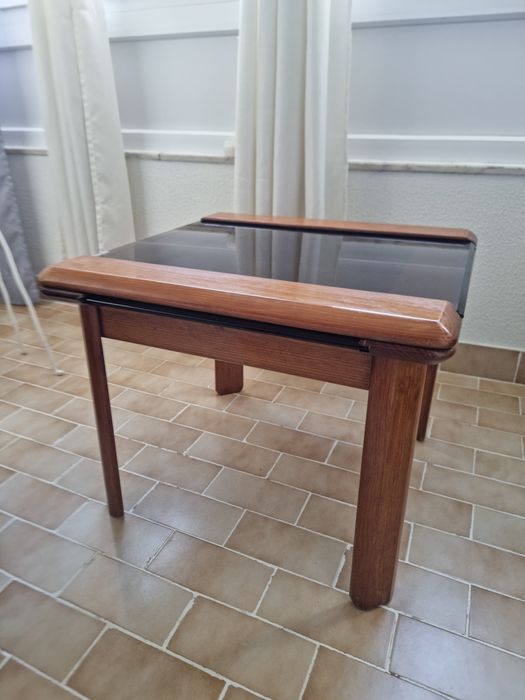 Mesa centro madeira maciça e tampos vidro