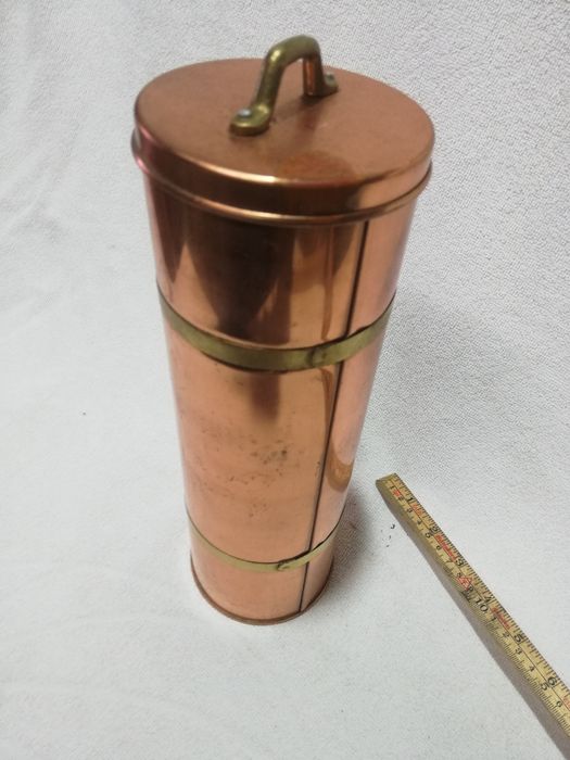 Nr. 13. Pojemnik miedziany z napisem spagetti