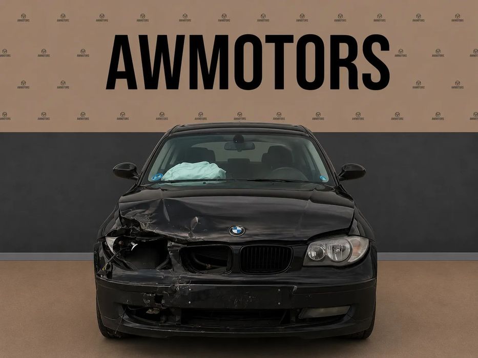 BMW 1 2009 *SAMOCHÓD NA CZĘŚCI* 5436 BLACK SAPPHIRE METALLIC (475) MASKA, LAMPA, DRZWI, LUSTERKO, ZDERZAK, GRILL, BŁOTNIK, KLAPA, BELKA, DESKA, FOTELE, KANAPA, ĆWIARTKA KIEROWNICA, TARCZE, ZACISKI, ZAWIESZENIE, KOMPLETNY PRZÓD, KOMPLETNY TYŁ, LICZNIK, ZEG