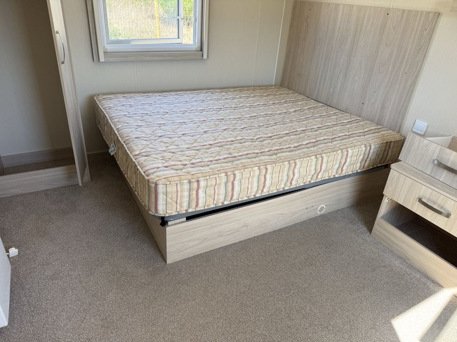 Cama casal com arrumação abertura elevatória/hidráulica)