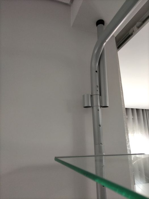 Estante em aço e vidro