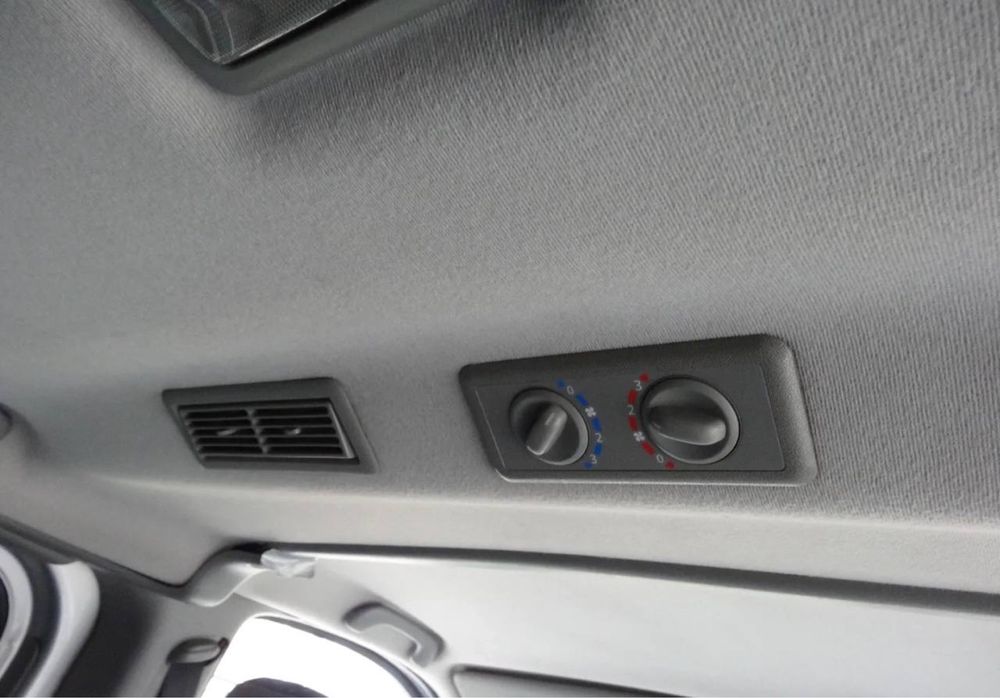 Renault Trafic 2.0 d 2008 року.