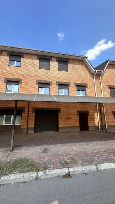 Продам квартиру в  таунхаусі, 210 кв м , центр міста.