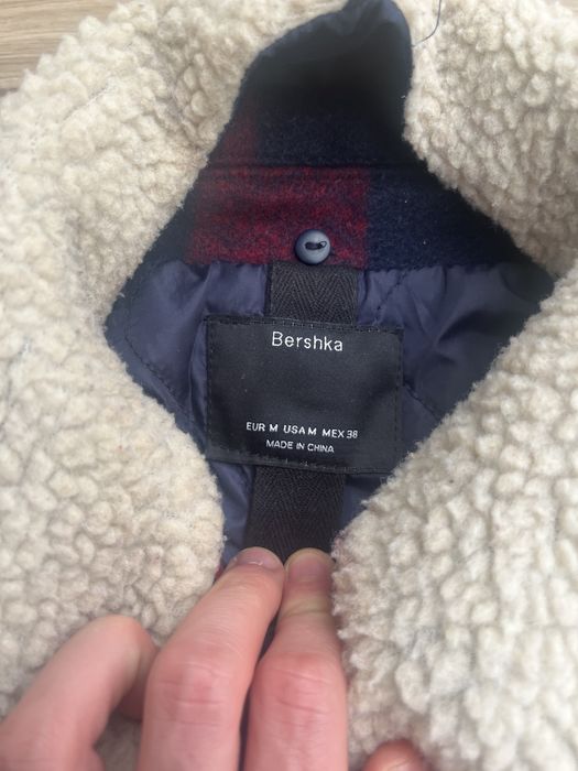Casaco Bershka Tamanho M vermelho e preto