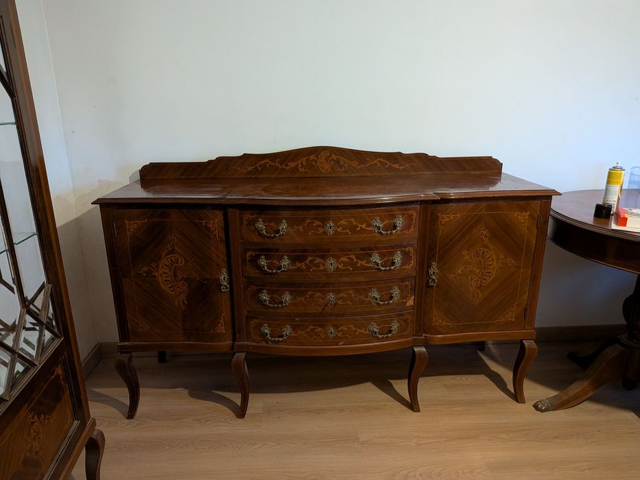 Aparador antigo em boas condições