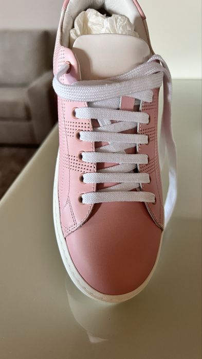 Sapatilhas  buberry nova na caixa em couro numero 37 . Cor rosa claro