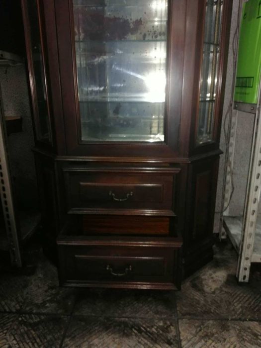 vitrine em madeira maciça e vidro