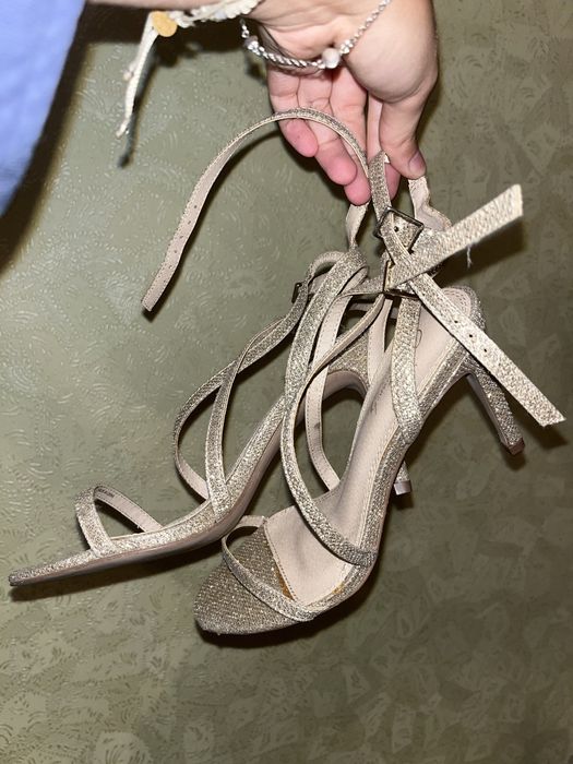 Босоніжки на каблуку 7см 37розмір блискучі в ідеальному стані