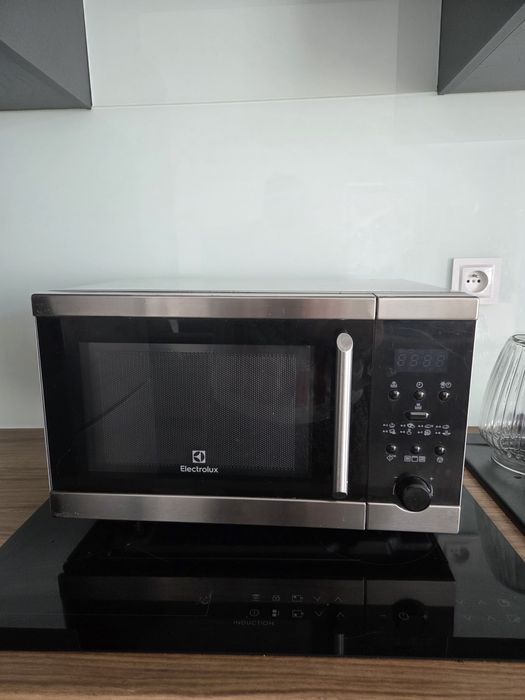 Kuchenka mikrofalowa Electrolux EMS20300OX