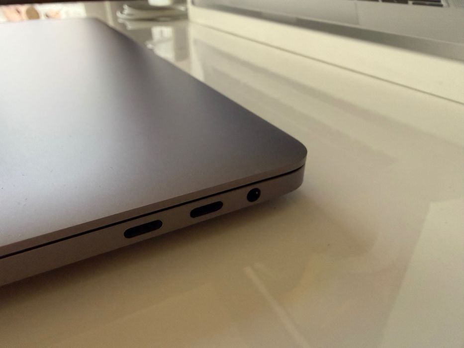 MacBook Pro 16’’ Late 2019 Intel Core i7 2,6GHz Cinzento Sideral com carregador