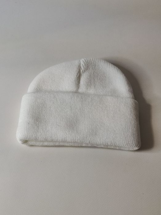 Шапочки в белом сером и бежевом цветах