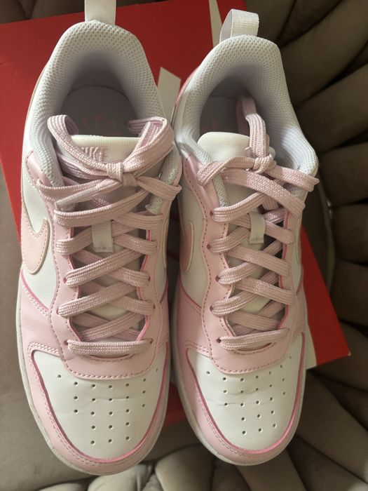 Buty Nike  z r ózowymi dodatkami  zalozone raz