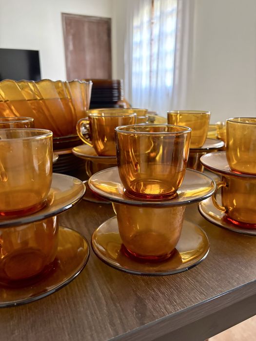 +120 peças originais em vidro âmbar, todas com marca gravada.