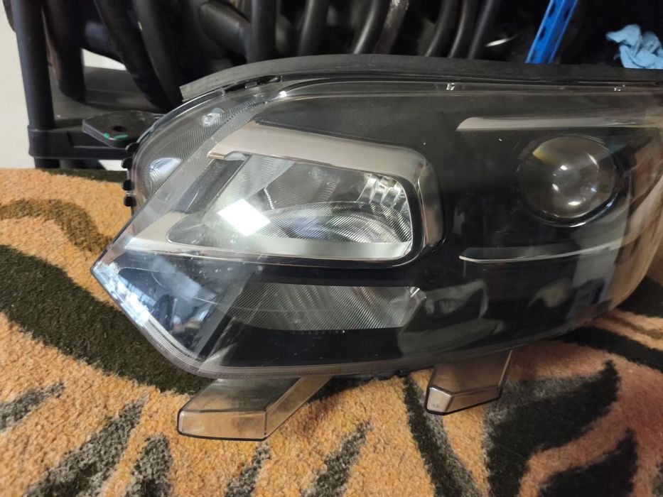 Farol esquerdo bi-xenon citroen Jumpy