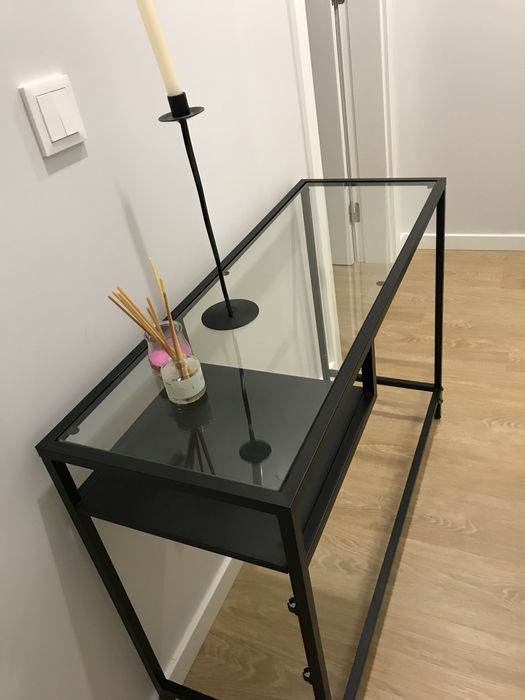 Mesa com tampo de vidro com varias utilidades