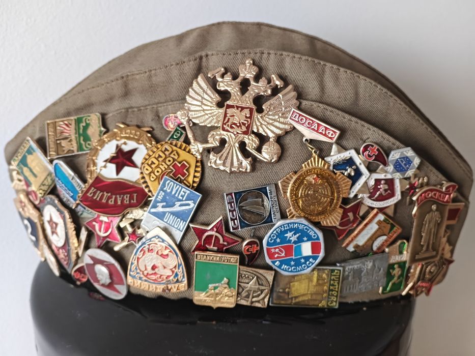 Furażerka radziecka z odznaczeniami