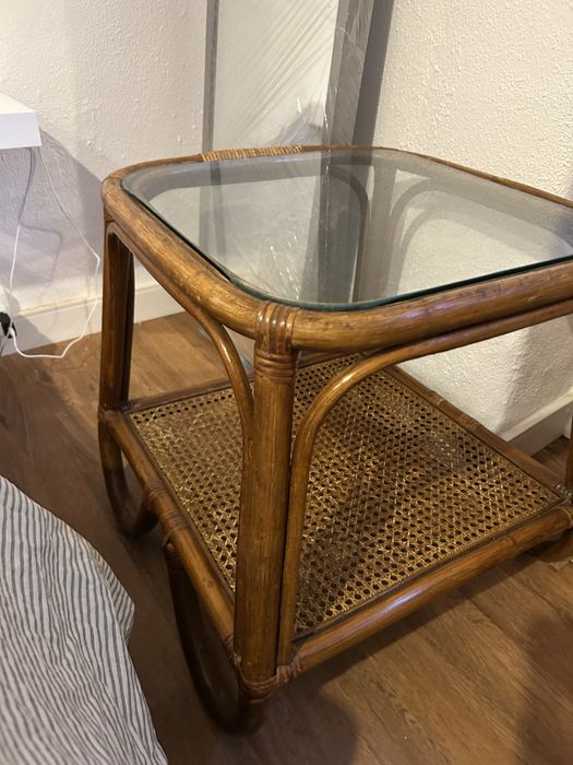 Par de mesas de cabeceira ou de apoio em bambu e vidro