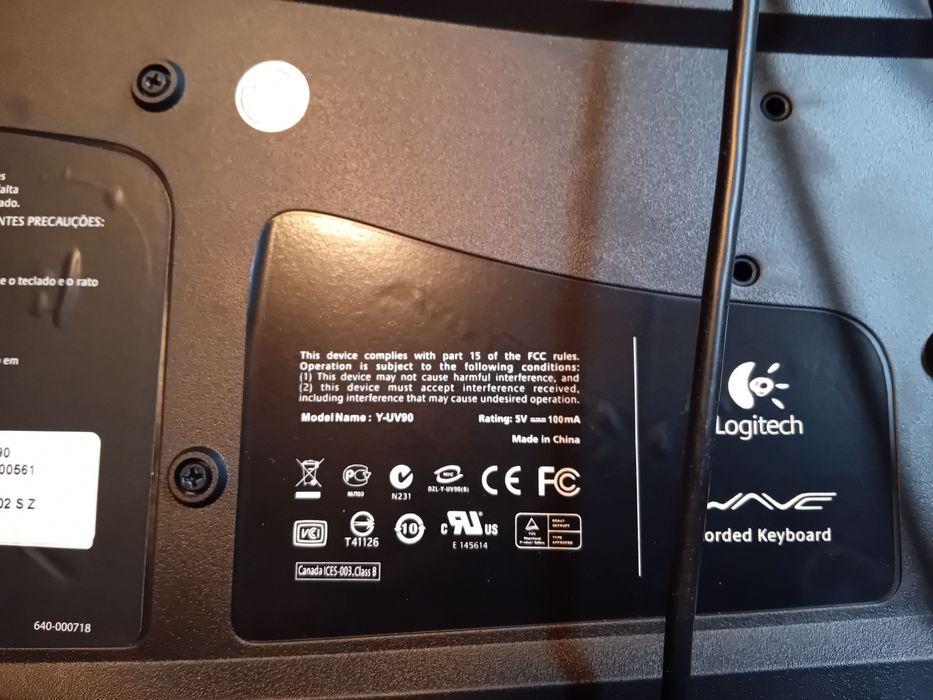 Teclado multimédia para computador de secretária