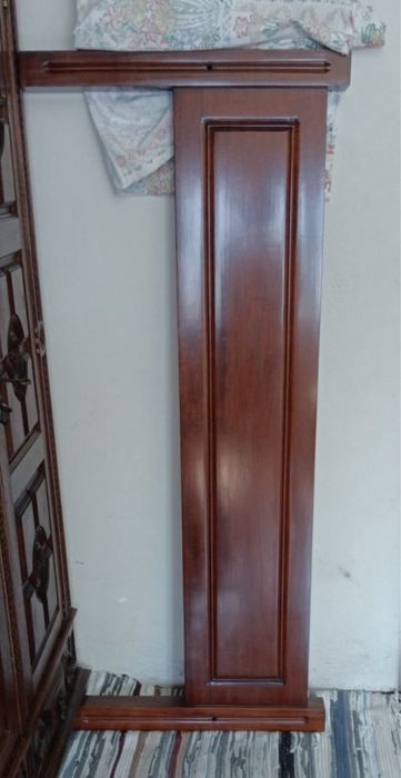 Cama de casal em madeira maciça